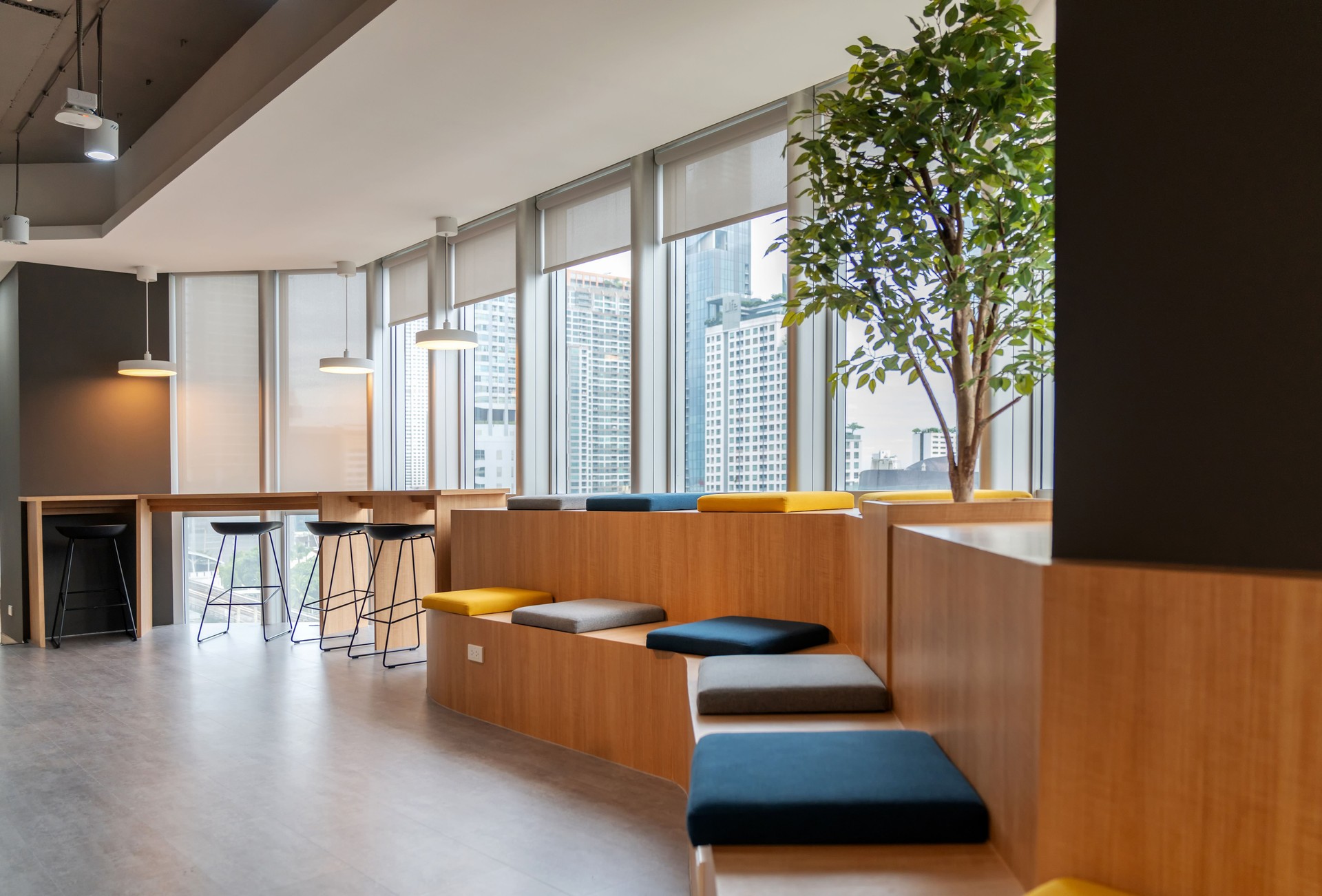 Luxurious office and coworking space is located in the heart of the city, featuring contemporary architecture and large windows that offer breathtaking cityscape views. The interior design reflects a new lifestyle with focus on elegance and functionality